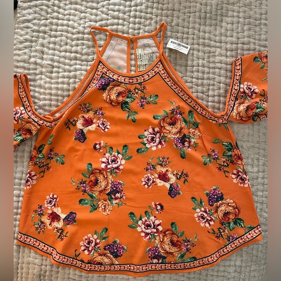 Women’s Flying Tomato Cold Shoulder Flutter Sleeve Top L NWT - Picture 2 of 3